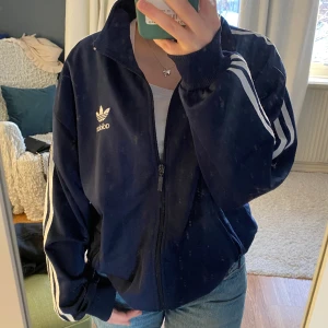 Oversize marinblå adidas tracksuit - Oversize marinblå adidas tracksuit i storlek S.