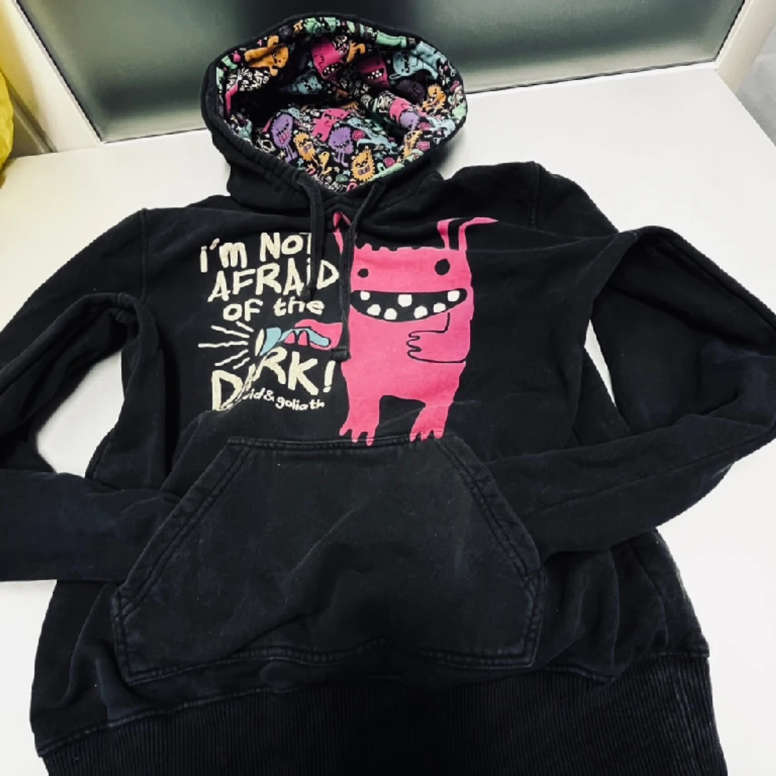 Tjocktröja med luva självlysande ”Closet Monsters”