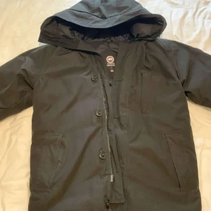 Tja tänkt o sälja canada goose jacka  - En fläckfri canada goose jacka som är riktig fin o skön samt varm pälsen kan gå bort och samt läggas på tillbaka kan gå ner vid snabbaffär