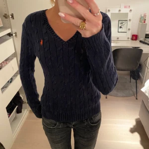 Ralph Lauren tröja - Stickad Ralph Lauren tröja i fint skick och knappt använd. Den är mörkblå med orang logga❤️