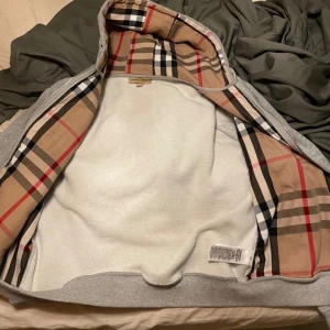 Burbery hoodie - Bra skick och inga skador på tröjan. Dm vid fler frågor eller andra funderingar