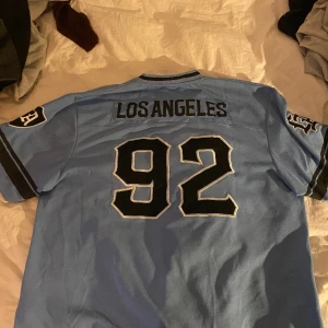 college tröja - skit snygg tröja, den e oversized. skick 8/10. den har något minimalt hål som finns på sista bilden. 