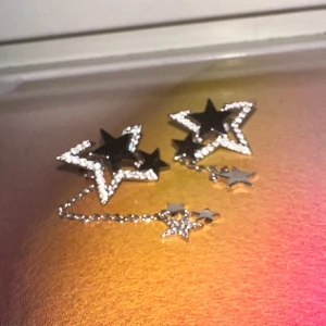 Ioaku multi star earrings  - Ioaku multi star earrings. Går att använda andra pluppar bakom men det kommer häng pluppar med om du fattar. Använd 1,2 ggr och är i utmärkt skick. Denna är utsåld på hemsidan och är väldigt populär.