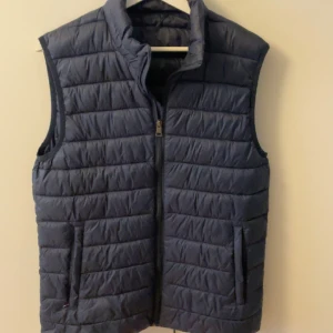 Lager 157 väst - Fin mörkblå väst från Lager 157. Knappt använd.