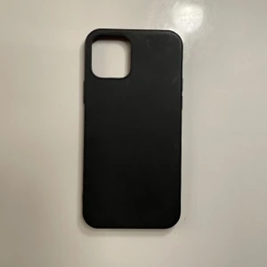 iPhone 12 - Vanligt svart gummi/plast skal iPhone 12 hör gärna av er!🫶🏻