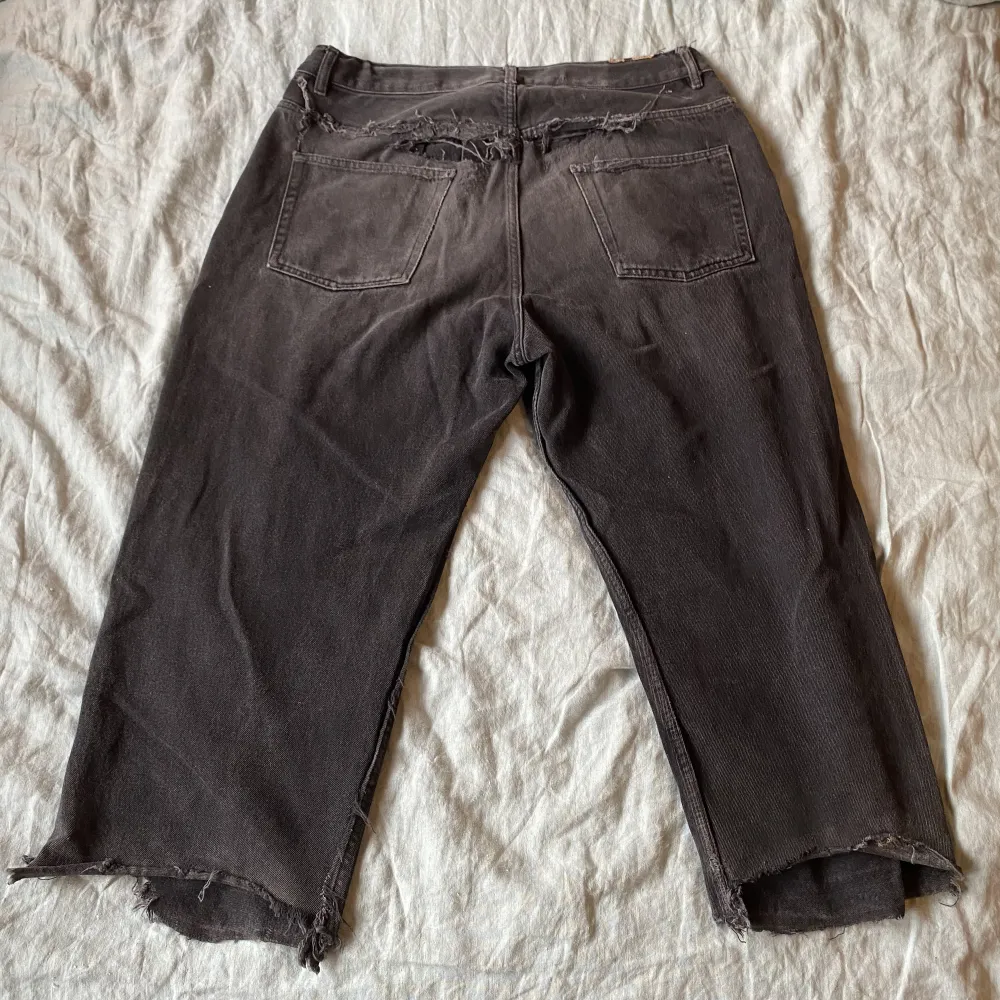 RIKTIGT feta svarta baggy jeans, Strl XL avklippta något. Jeans & Byxor.