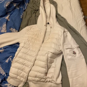 Moncler Cardigan Vit  - Storlek M på den men passar S också. Köptes för 7 månader sen ungefär men den kommer inte till användning. Några hål inne i fickan därför påverkas priset på den men man märker knappt de och de fungerar 100% ändå.  Köptes på rea för 9499kr 