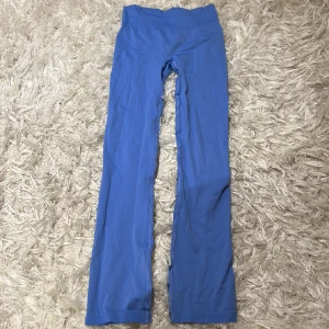 ARKET träningsbyxor - Ett par helt nya träningsbyxor från arket i så fin blå färg😊 storlek Xs men verkligen stretchiga, passar folk upp till 173 skulle jag säga💕