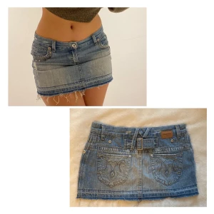 Lågmidjad jeanskjol - Low waisted ljusblå kjol i storlek s, observera att den är lite liten på mig därav viker den sig där framme. kolla min profil för fler liknande jeans och kjolar💕