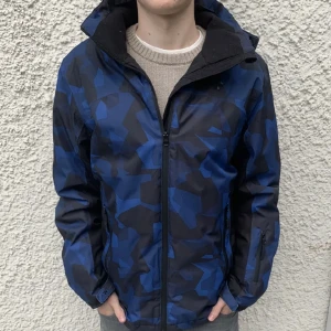 Skidjacka från Cross Sportswear - Tja! Vi har fått in en till av denna snygga vinterjacka/skidjacka från Cross Sportswear. Vattentät, fodrad och avtagbar luva. Skicket är grymt. Storlek S. Modellen är 180 cm. Nypris 2199. Vårat pris 399. Skriv vid minsta intresse!📩