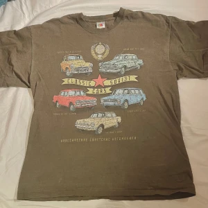 Graphic tee - Vintage tshirt med tryck av bilar på. Köpt secondhand, hade ett hål i armhålan men har sytt ihop det. Storlek L men passar självfallet på allt under som oversized