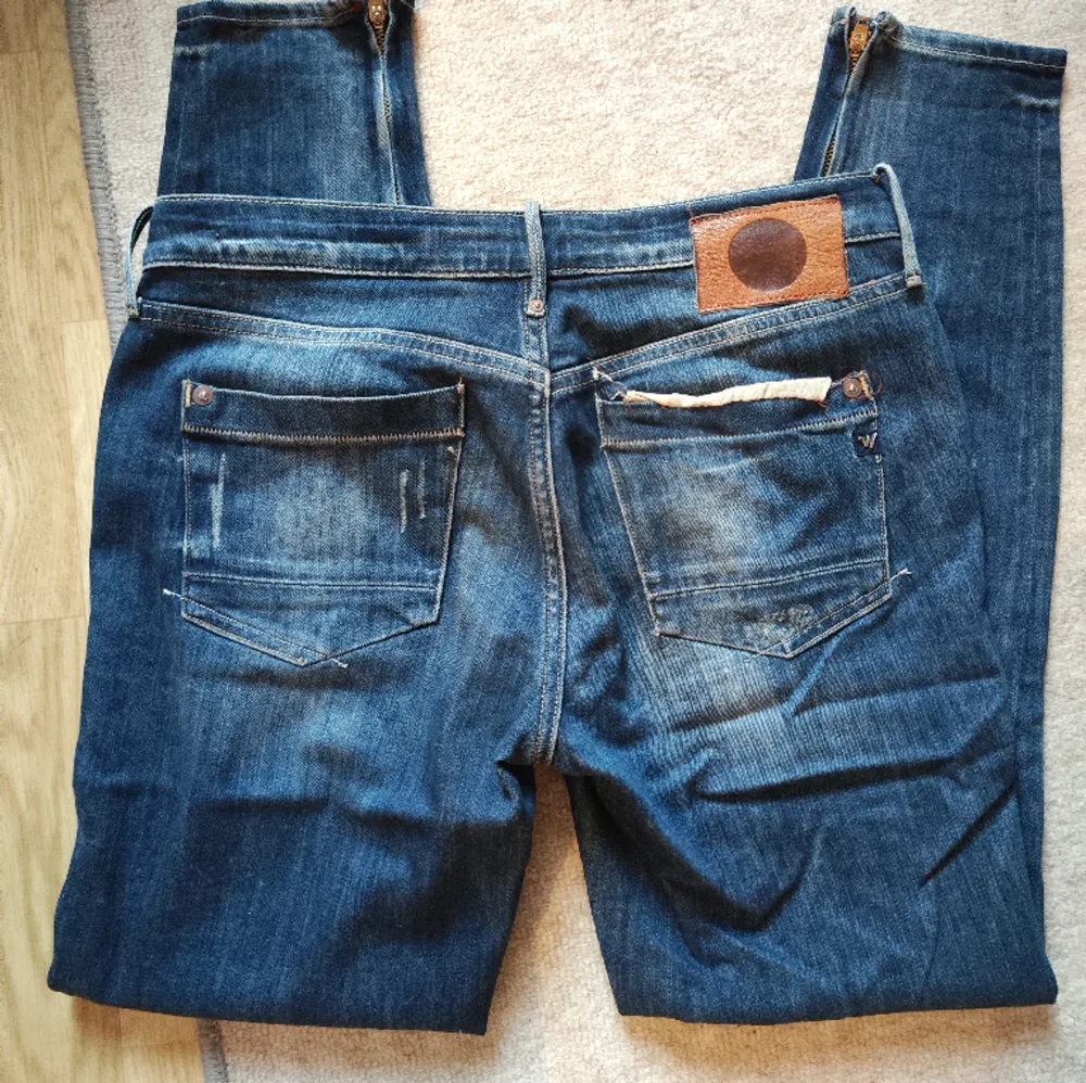 Superfin jeans, mjuka men ändå i jeans material.  Storlek 27. Dragkedja vid anklarna och slitningar.  Midjemått se bild 3.. Jeans & Byxor.