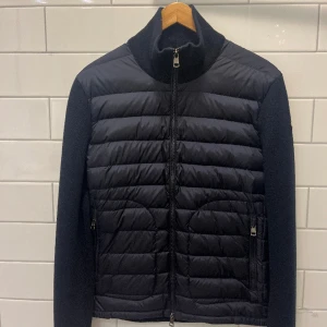 Moncler cardigan  - Moncler cardigan tricot navy blue | Skick: 10/10 helt ny | Storlek: S | Nypris 9000 kr | Pris: 5299 | kvitto och tags följer med | Fraktar via instabox eller PostNord på köparens bekostnad | Hör av dig vid minsta fråga eller fundering📩