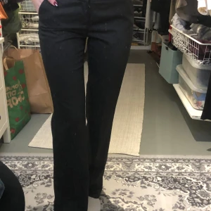 Grå/svarta kostymbyxor  - Skitsnygga kostymbyxor med ett randigt mönster. Perfekt längd på mig som är 170 cm men kommer aldrig till användning👜👖