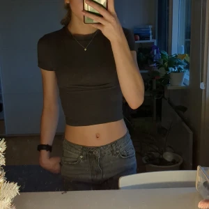 T-shirt  - Kort t-shirt ifrån hm, jättesöt, säljer då den inte kommer till användning🩷😻 Storlek xxs men väldigt töjbar, skriv för fler bilder