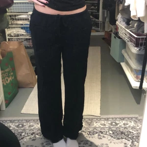 Svarta linnebyxor  - Skitsnygga svarta linnebyxor som tyvärr är för korta för mig. Är 170 cm lång. Passa på att köpa innan våren och sommaren. Aldrig använda utanför huset 👕👖❤️