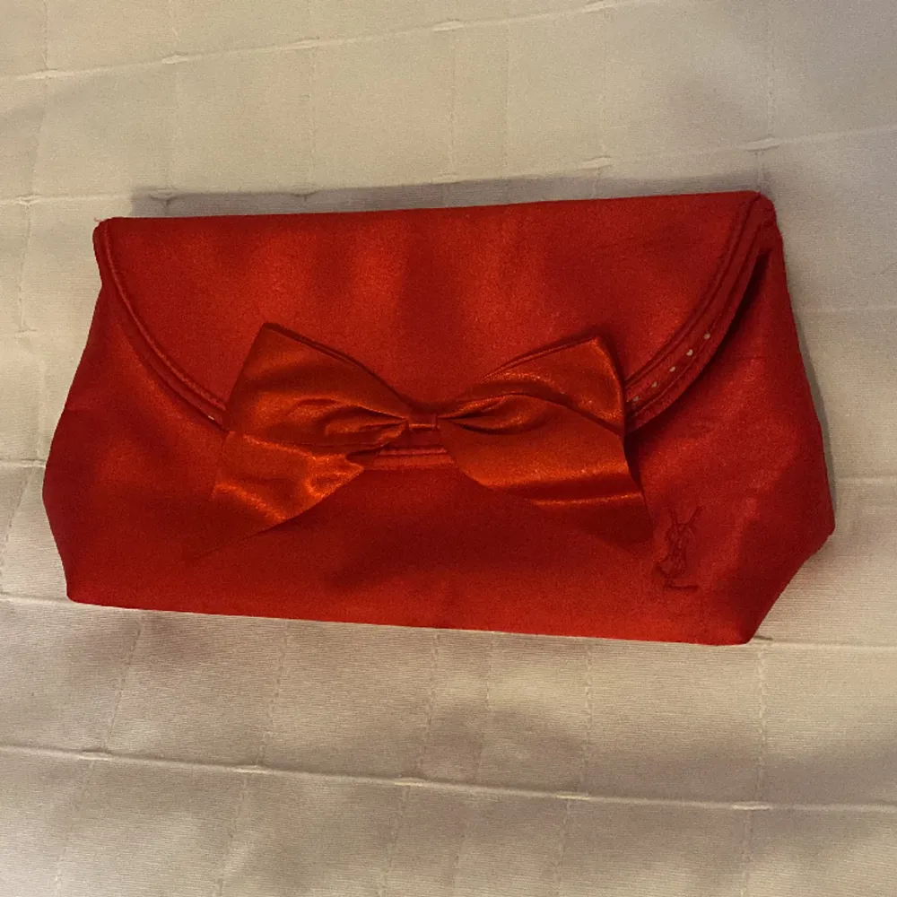 satin ysl pouch. closeable with magnet inside the fabric.. Väskor.