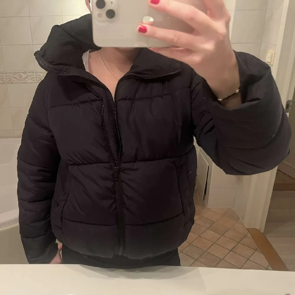Säljer denna superfina jacka från BikBok i storlek S💞 Sparsamt använd och därför i nyskick! Hör av er vid frågor💞💞. Takit.