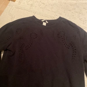 Hm tröja  - Säljer denna svarta tröja från hm med fina detaljer. Storlek M men passar även mig som har storlek S😇 