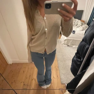 Stickad kofta  - Stickad kofta från zara, inte nopprig och i jättebra skick! Supergulliga knappar🤍nypris är 449kr och den är som ny🤍