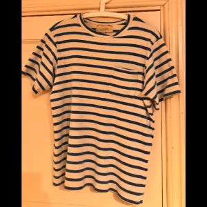 Blå, Vit randig T-shirt(Legends) - Storlek M, hyfsat skick lite sliten i materialet