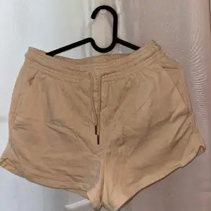 Mys shorts i beige från H&M. Måttligt använda!!
