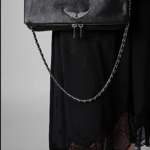 ZADIG VÄSKA - Säljer min jätte fina Zadig väska i använt skick den är rätt så använd men väldigt fin priset kan diskuteras kan även byta mot andra väskor köpt för 4000kr