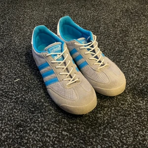 Adidas dragon - 🟦 säljer ett par adidas dragon. Skick: 8/10. Priset är inte hugget i sten. Hör gärna av er vid frågor eller för fler bilder. 🟦