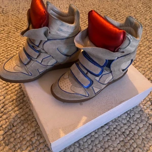 Isabel Marant Bekett Sneakers  - Världens coolaste Isabel Marant sneakers i bra skick för bra pris! Unikt exemplar 💘 Storlek 37 Kan skicka fler bilder om så önskas 