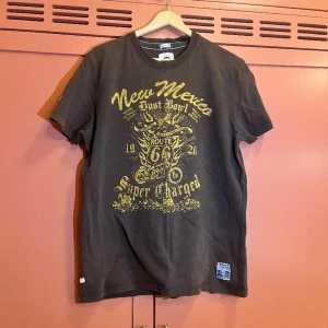 Snygg brun t-shirt med tryck  - Streetwear T-shirt med ett gult tryck på  -Använd  Size L men ochså passar om man har Size M