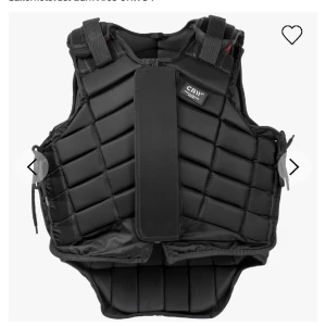 CRW Säkerhetsväst! - Säkerhetsväst junior, inköpt från Hööks sommaren -23, 999kr.  Mkt sparsamt använd - fint skick. Stl S ca 10år. Passar även äldre!