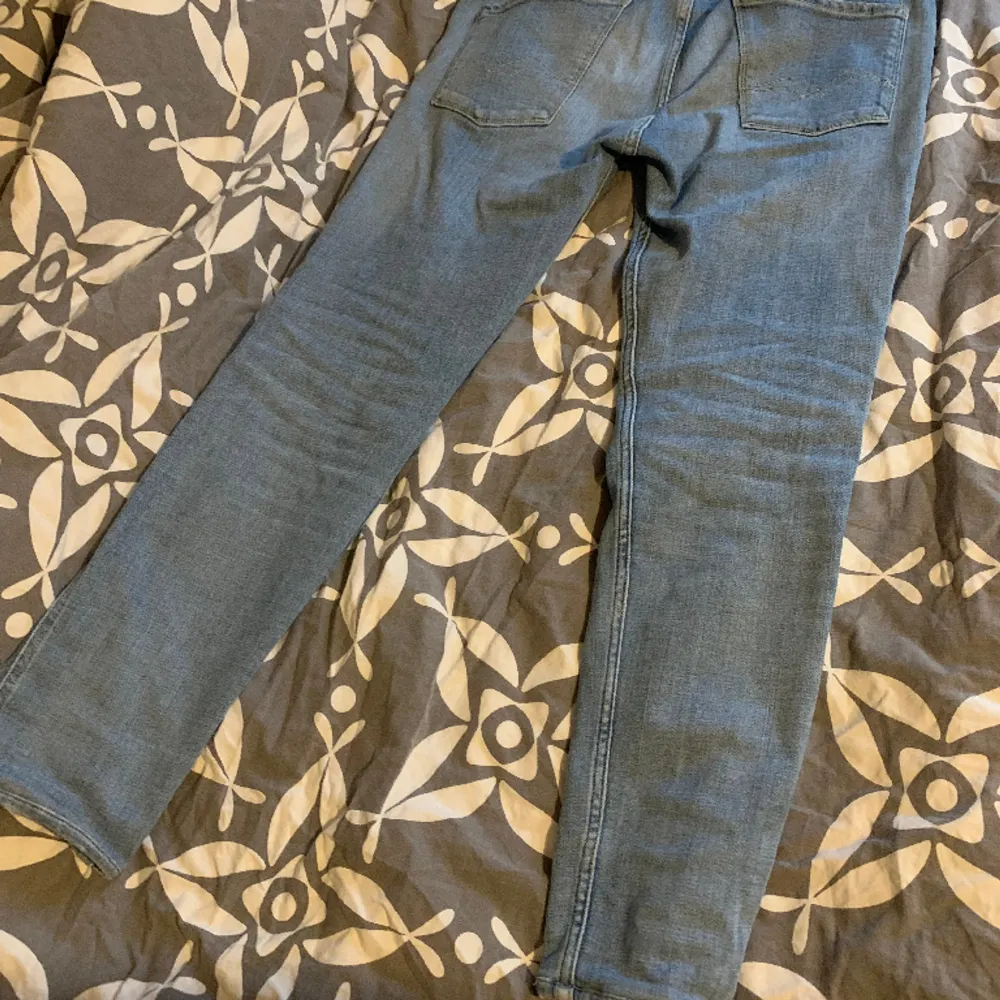 Säljer nu mina Replay jeans som jag Inte använder längre i storlek 30/32 som är i slim de e är i okej skick har använt de några gånger köpte de från Plick säljer de för 450 kan sänka mig vid snabb affär. Jeans & Byxor.