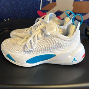 Basketskor Nike Jordan Luka 1 - Basketskor Luka 1 i fint skick, storlek 35,5. Skorna är lite  blåfärgade av golvet i idrottshallen uppe på, se bild. 