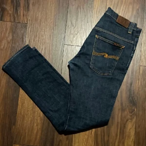 Nudie Jeans 33/34 - Jag säljer mina nudie jeans för att dom är för långa. De är använda nån gång men det finns inga märken av användning. Undrar du något så är det bara att skriva i DM👍