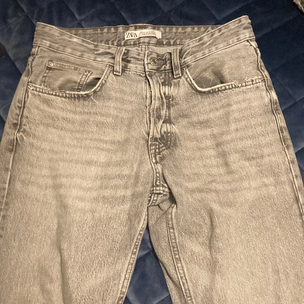ljusgrå jeans från zara  storlek 38 - ungefär 31/32. Jeans & Byxor.