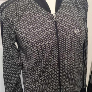 Tunn jacka av Freddy Perry.   - Säljes nästintill ny välskött och sparsamt använd tunn jacka av Freddy Perry i storlek medium.   Finns att köpa I hisings backa Göteborg.