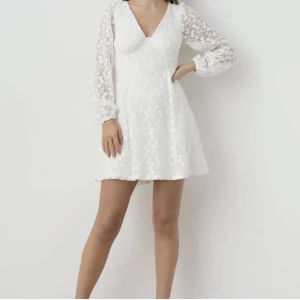 Studentklänning  - En vit klänning perfekt för studenten/ andra tillfällen. Säljer pga att den inte passar mig. Prislappen kvar och oanvänd, nypris 699💕