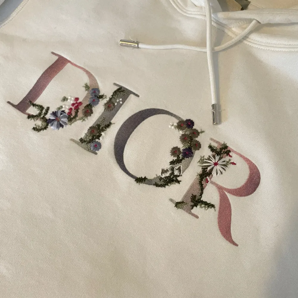 Dior hoodie floral logo storlek S  Fint skick inga hål eller fläckar väl omhändertagen  Finns i Stockholm eller postas spårbart . Hoodies.