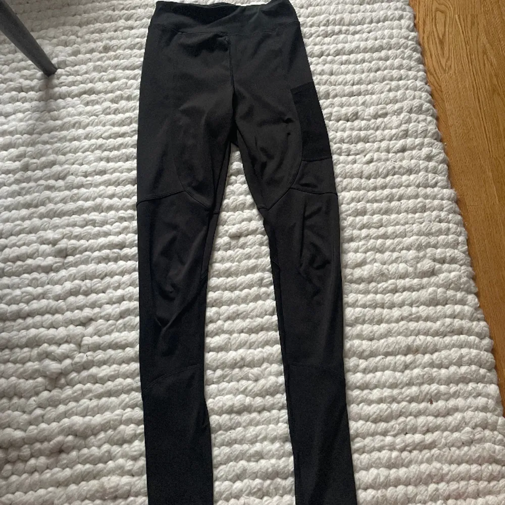Snygga träningsbyxor från ASOS tall!! med mesh baktill på byxorna samt en ficka på sidan av benet! Coola detaljer  . Jeans & Byxor.