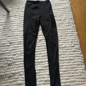 Träningsbyxa med mesh - Snygga träningsbyxor från ASOS tall!! med mesh baktill på byxorna samt en ficka på sidan av benet! Coola detaljer  