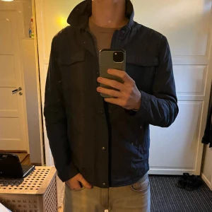 Massimo Dutti jacka  - Tja! Säljer denna schyssta mörkblåa  vårjacka från Massimo Dutti för endast 399kr, använd fåtal gånger skick 9/10 för fler frågor eller funderingar är det bara att höra av sig mvh Jonte 