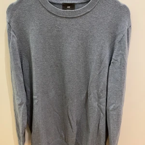 Hm sweatshirt navy - En fin hm sweatshirt som har blivit för liten för mig Hör av er vid funderingar! Pris går att diskutera