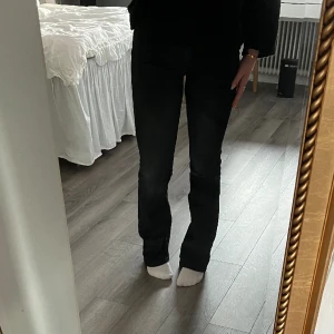 Svarta jeans only - Säljer mina svarta jeans från only, super sköna och sitter super bra!🌸