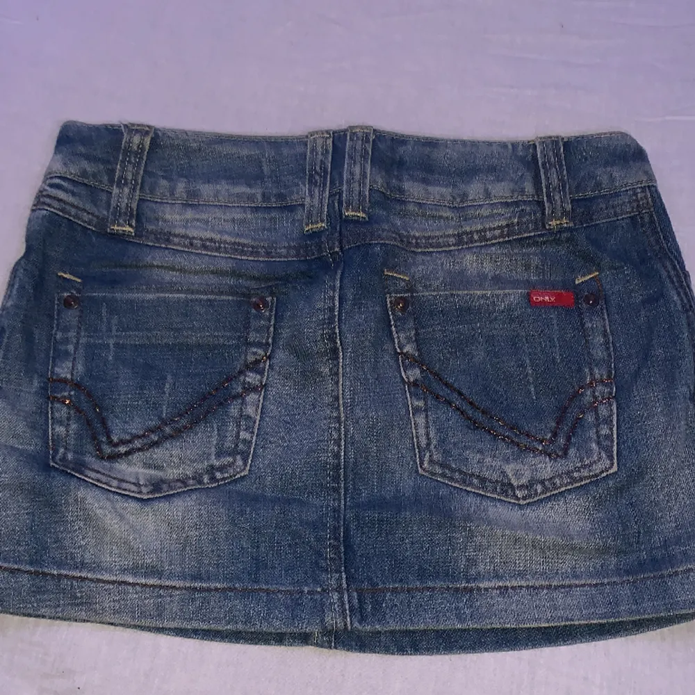 jeans kjol i storlek 32 men passar på xs/s kanske m, inga defekter alls. perfekt till sommaren och våren.. Kjolar.