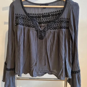 Blus - Säljer denna blus som inte kommer till användning längre. Skriv vid intresse eller frågor💕