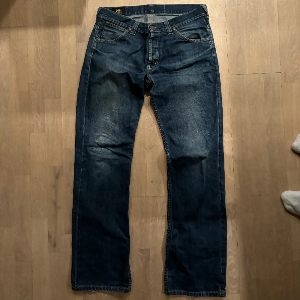 Feta Lee jeans som e tvärsköna o baggy. Säljer för dem för små för mig🙏 45 cm midjemått 23 cm benöppning 110 cm ytterbenslängd. Tar trades! Lite slitna nere vid hälarna. Kan skicka bättre bilder privat för kvallen e ass.. Jeans & Byxor.