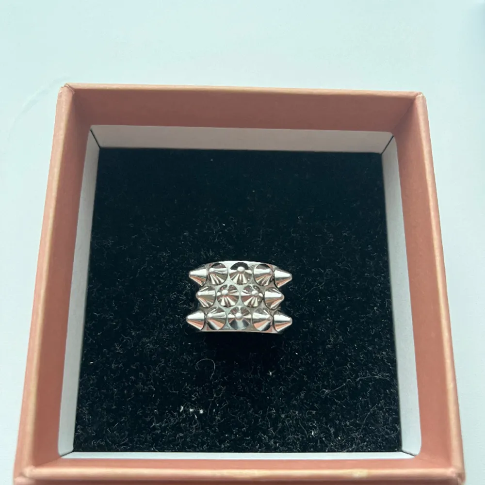 Säljer nu denna Edblad ring (peak ring steel) 🤍 inga defekter, den är i rostfritt stål och den är i storlek 17,5 mm (M). På hemsidan kostar den 399kr.. Accessoarer.