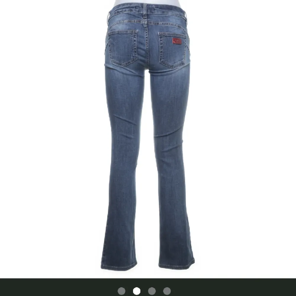 Säljer dessa jätte snygga jeans från Liu jo jeans, storlek 29 men passar nog 27-28. . Jeans & Byxor.