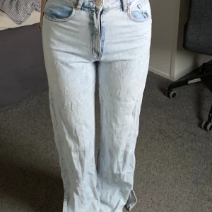 Högmidjade jeans  - Det är i bra skick förutom nere vid fötterna där det är lite slinta, väldigt sköna och bekväma.