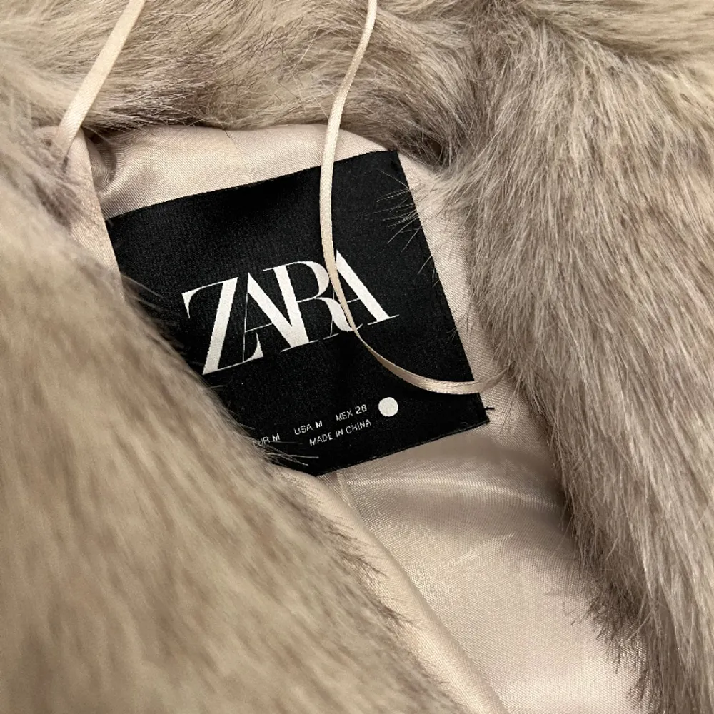 Den populära fuskpälsjackan från Zara! Jackans ordinarie pris är 1295kr. Den är använd fåtal gånger och är i bra skick🩶. Jackor.